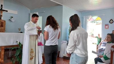 Missa Solene em louvor a Nossa Senhora do Rocio na Comunidade Vila Rural reuniu dezenas de fiéis